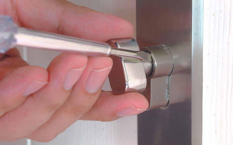 changer un cylindre de porte Arles